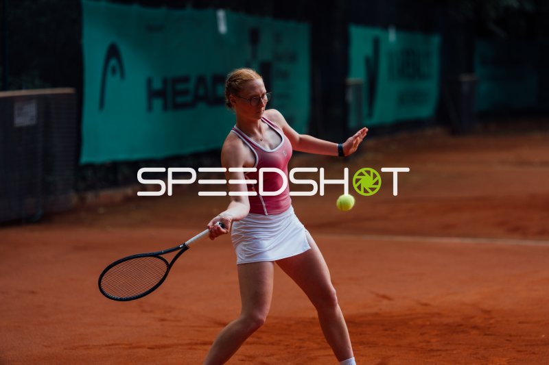 Tennisspielerin beim Vorhand-Schlag auf dem Sandplatz in Dresden