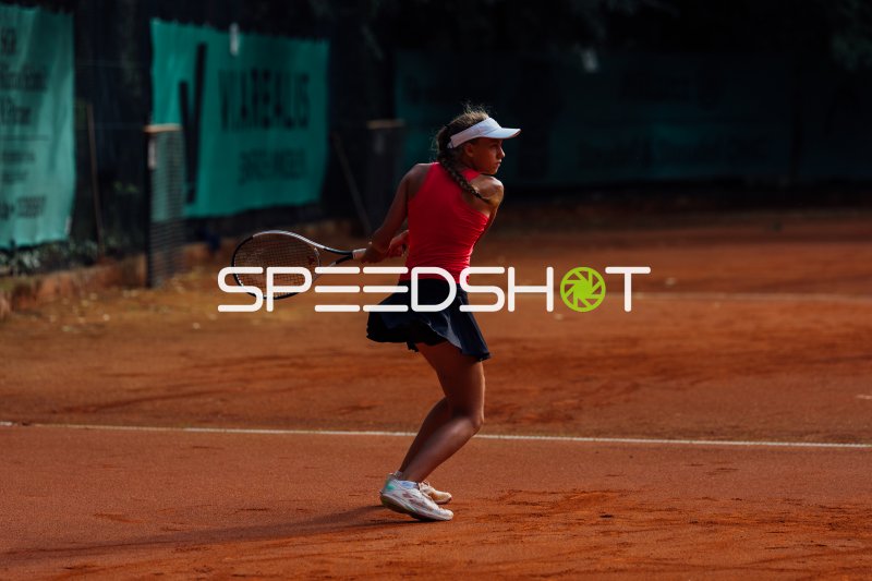 Tennisspielerin nach dem Schlag auf dem Sandplatz in Dresden