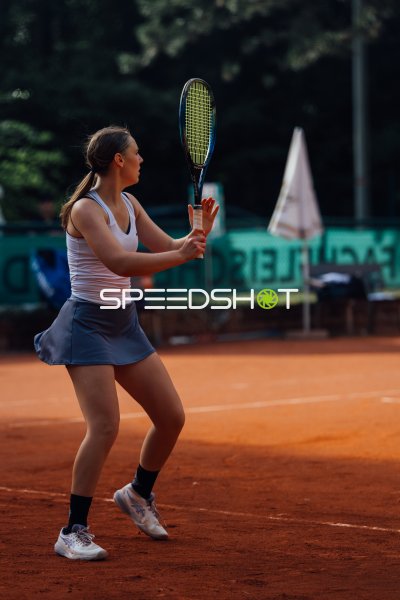 Tennisspielerin beim Schlag auf dem Sandplatz in Dresden