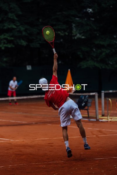 Aufschlag-Sprung auf dem Sandplatz beim Tennisturnier in Dresden