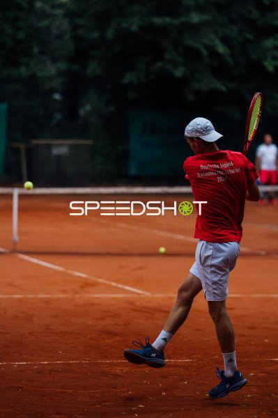 Junger Tennisspieler bei Schlagaktion auf Sandplatz in Dresden
