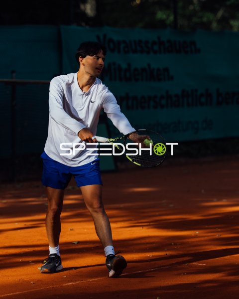 Tennisspieler beim Aufschlag auf dem Sandplatz in Dresden