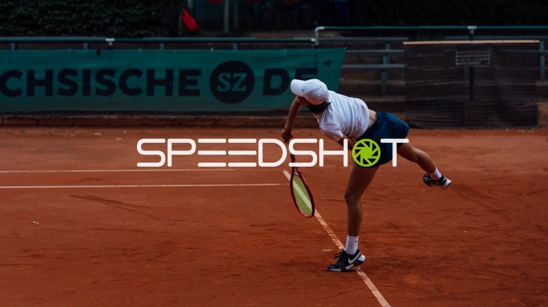 Tennisspieler beim Aufschlag auf dem Sandplatz in Dresden