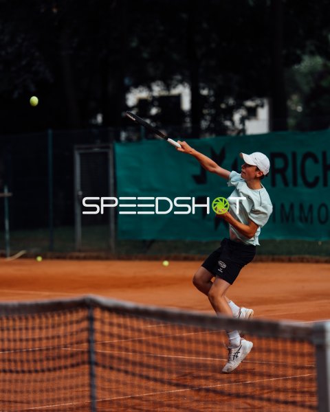 Tennisspieler beim Aufschlag auf dem Sandplatz in Dresden