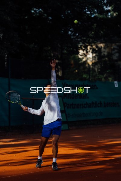 Tennisspieler beim Aufschlag auf dem Sandplatz in Dresden