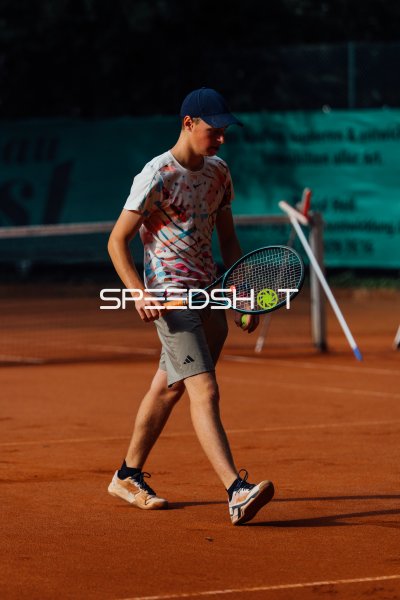 Tennisspieler auf dem Sandplatz im Waldpark Dresden