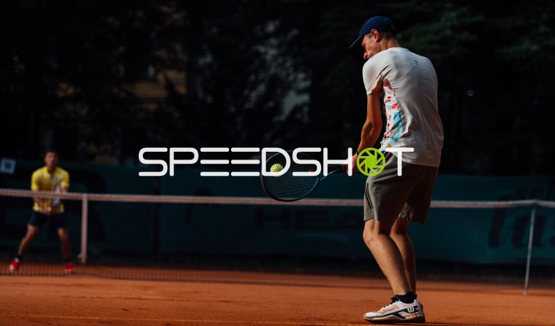 Tennisspieler beim Rückhand-Schlag auf dem Sandplatz in Dresden