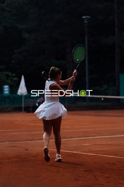 Tennisspielerin beim Schlag auf dem Sandplatz in Dresden