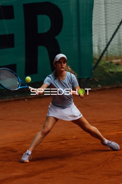 Tennisspielerin beim Vorhand-Schlag auf dem Sandplatz in Dresden