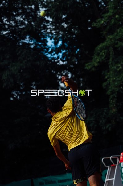 Tennisspieler beim Aufschlag im Waldpark Dresden