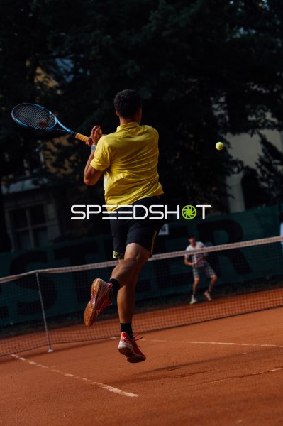 Tennisspieler beim Vorhand-Schlag auf dem Sandplatz in Dresden