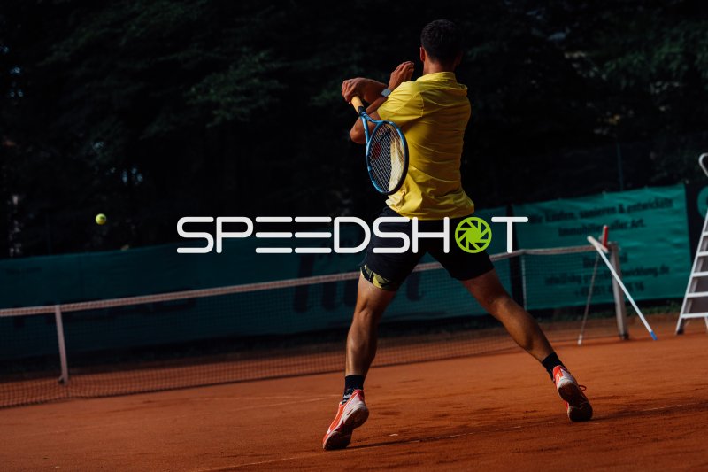 Tennisspieler beim Vorhand-Schlag auf dem Sandplatz in Dresden