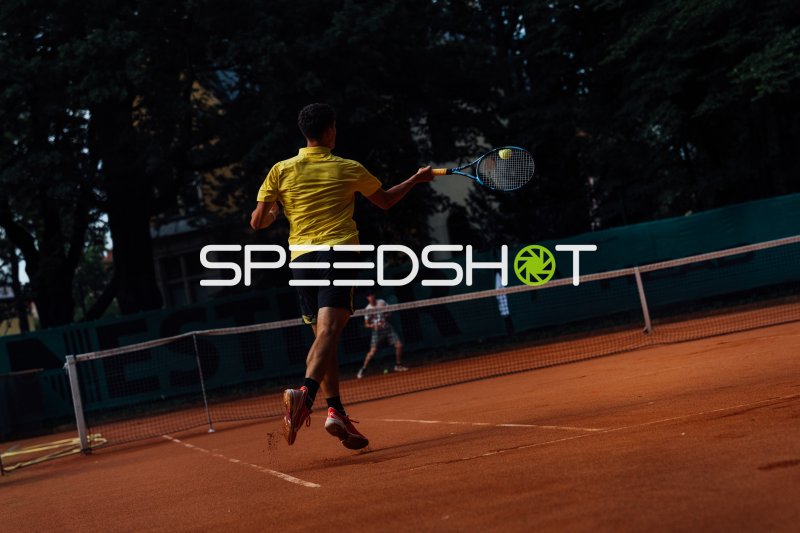 Tennisspieler beim Vorhand-Schlag auf dem Sandplatz in Dresden