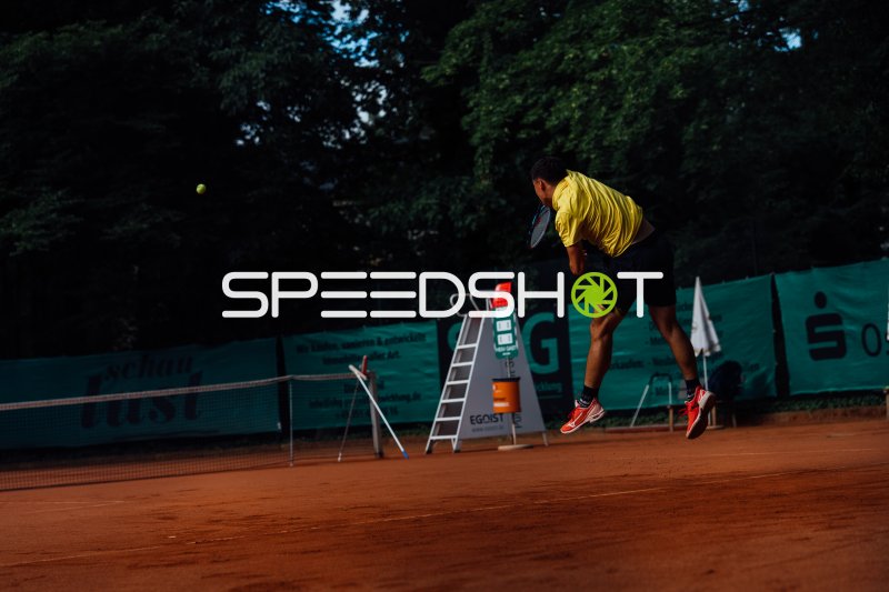 Tennisspieler beim Aufschlag auf dem Sandplatz in Dresden