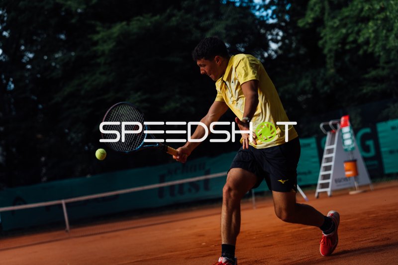 Tennisspieler beim Rückhand-Schlag auf dem Sandplatz in Dresden