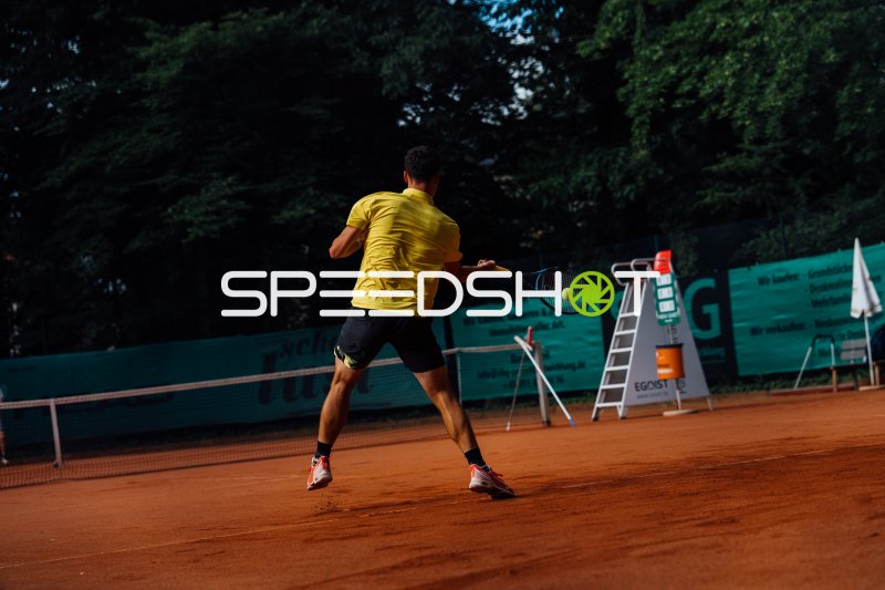 Tennisspieler beim Vorhand-Schlag auf dem Sandplatz in Dresden