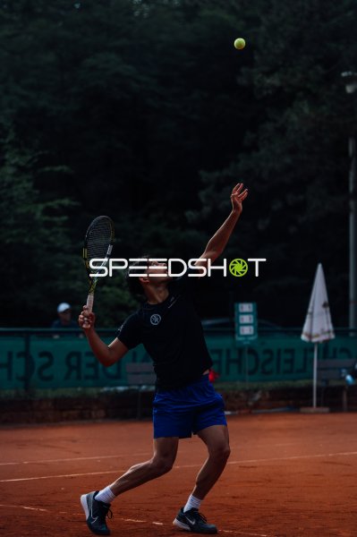 Tennisspieler beim Aufschlag auf dem Sandplatz in Dresden