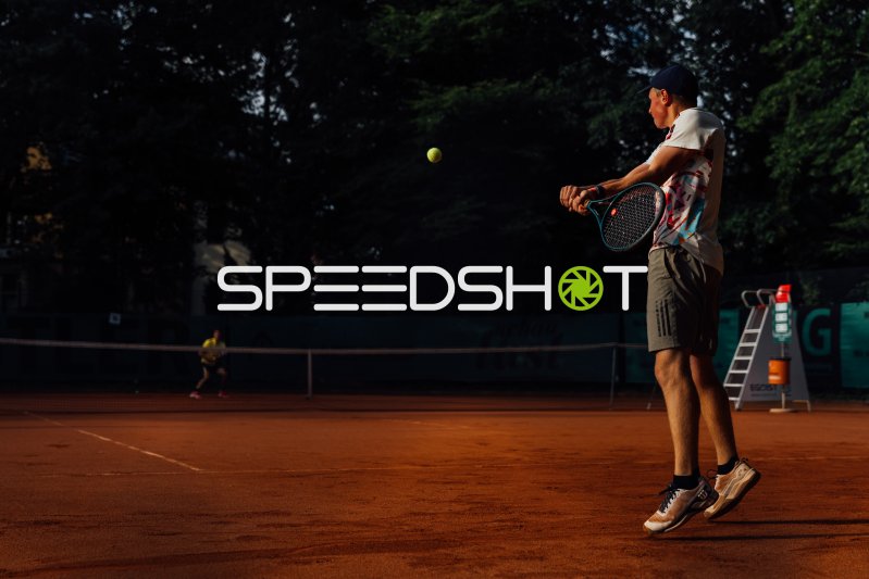 Tennisspieler beim Schlag auf dem Sandplatz in Dresden