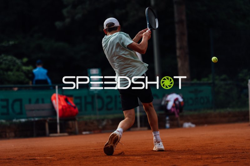 Tennisspieler beim Rückhand-Schlag auf dem Sandplatz in Dresden