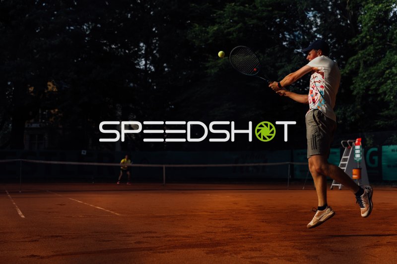 Tennisspieler beim Smash auf dem Sandplatz in Dresden