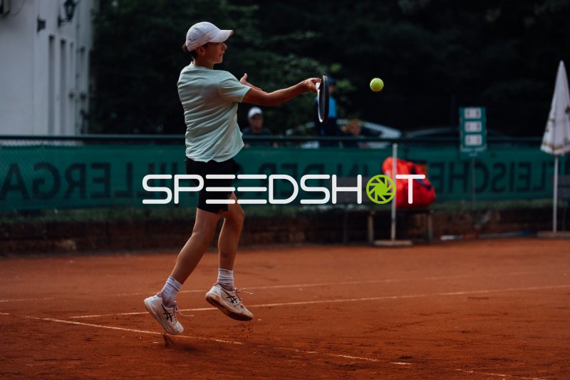 Tennisspieler beim Vorhand-Schlag auf dem Sandplatz in Dresden