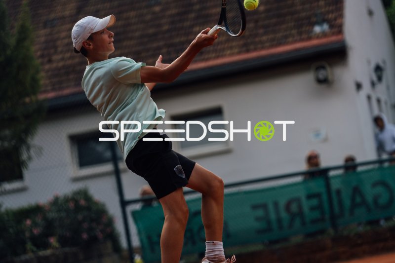 Junger Tennisspieler beim Vorhand-Schlag auf dem Sandplatz in Dresden