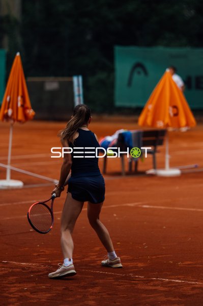 Tennisspielerin beim Grundlinienspiel auf dem Sandplatz in Dresden