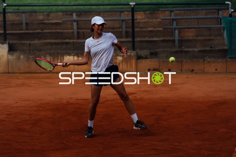 Vorhand-Schlag einer Tennisspielerin auf dem Sandplatz in Dresden