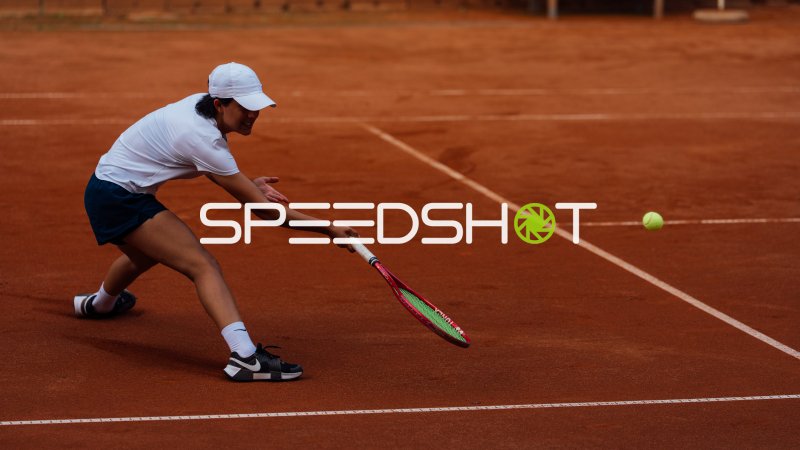 Tennisspielerin beim Slice-Schlag auf dem Sandplatz in Dresden