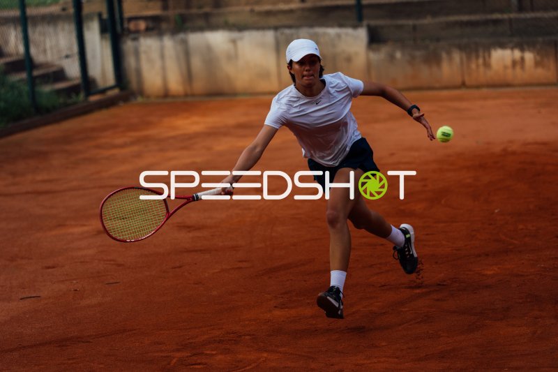 Tennisspielerin beim Vorhand-Schlag auf dem Sandplatz in Dresden