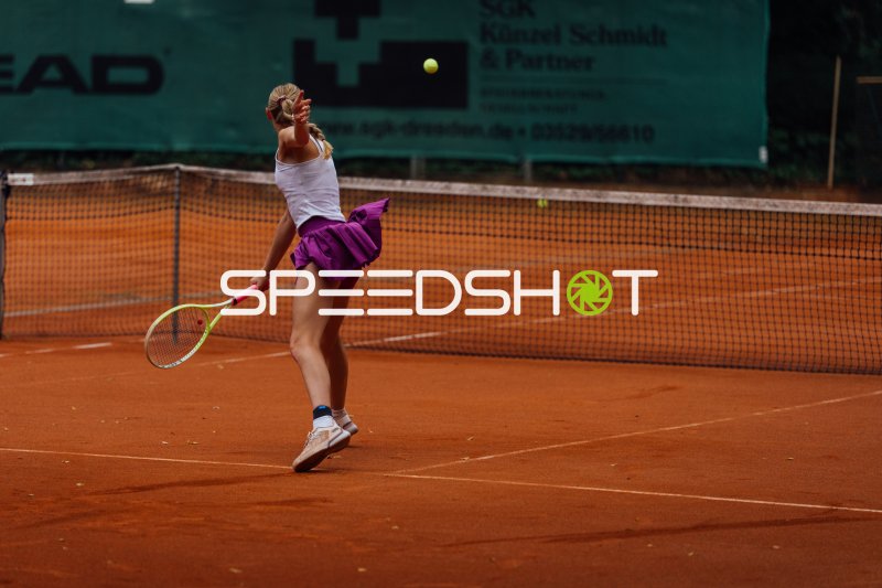Tennisspielerin beim Aufschlag auf dem Sandplatz in Dresden