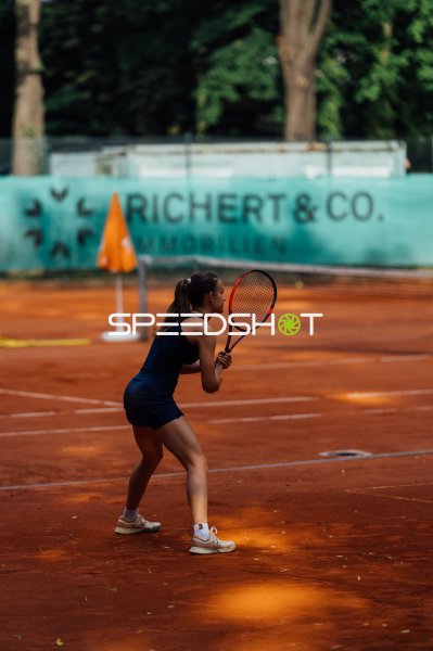 Tennisspielerin in Bereitschaftsstellung auf dem Sandplatz in Dresden