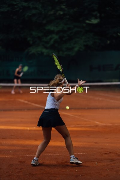 Tennisspielerinnen im Ballwechsel auf dem Sandplatz in Dresden