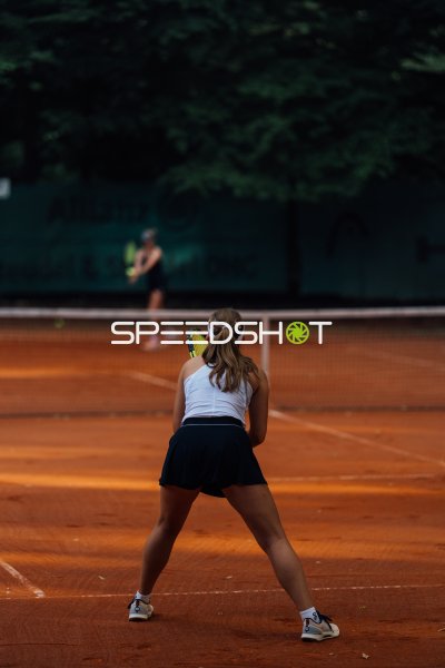 Tennisspielerin in Empfangsstellung auf Sandplatz in Dresden