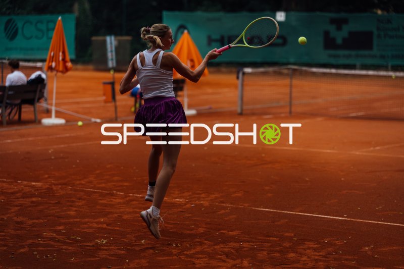 Tennisspielerin beim Vorhand-Schlag auf dem Sandplatz in Dresden