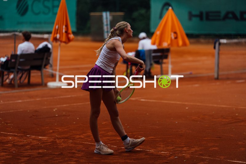 Tennisspielerin beim Aufschlag auf dem Sandplatz in Dresden
