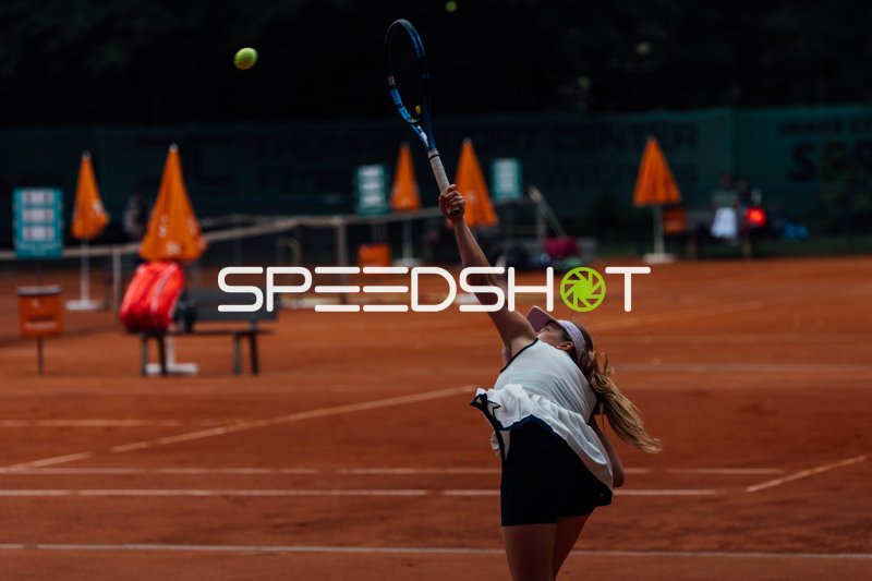 Tennisspielerin beim Aufschlag auf dem Sandplatz in Dresden