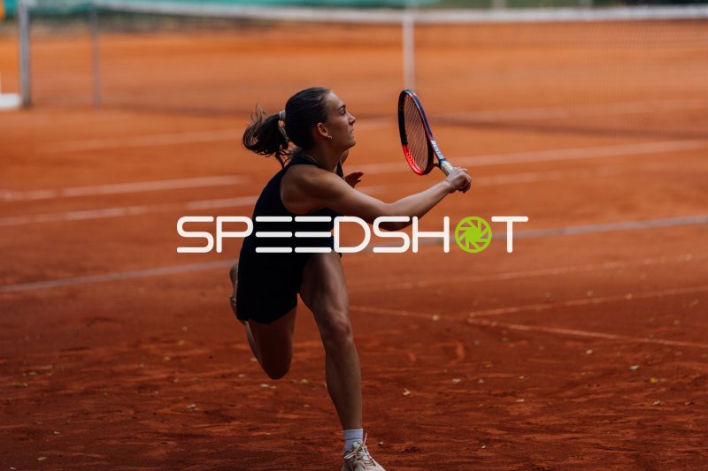 Tennisspielerin beim Schlag auf dem Sandplatz in Dresden