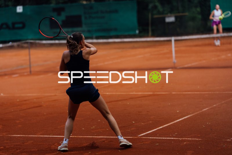 Tennisspielerinnen im Schlagabtausch auf dem Sandplatz in Dresden