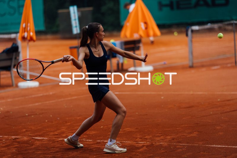Tennisspielerin beim Vorhand-Schlag auf dem Sandplatz in Dresden