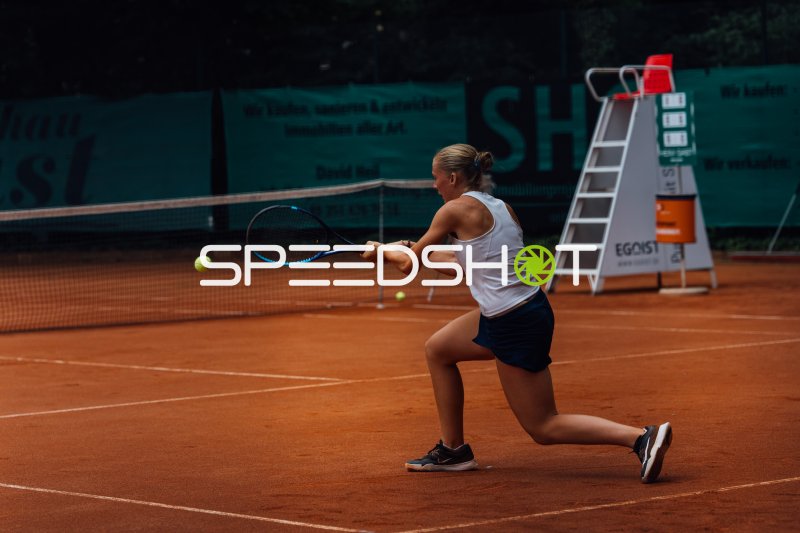 Tennisspielerin beim Rückhand-Schlag auf dem Sandplatz in Dresden
