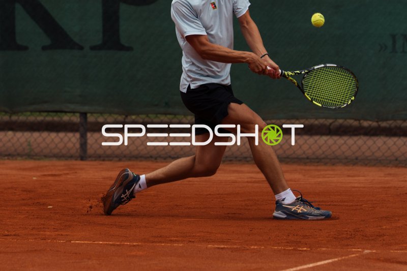 Tennisspieler beim Vorhand-Schlag auf Sandplatz in Dresden