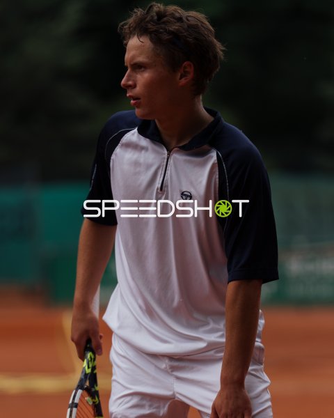 Junger Tennisspieler auf dem Sandplatz in Dresden