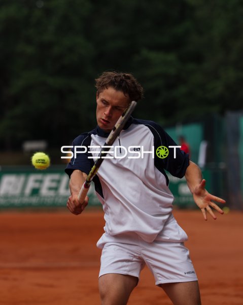 Tennisspieler beim Vorhand-Schlag auf dem Sandplatz in Dresden