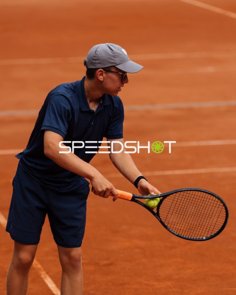 Tennisspieler beim Aufschlag auf dem Sandplatz in Dresden