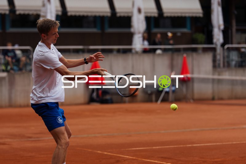 Tennisspieler beim Vorhand-Schlag auf dem Sandplatz in Dresden