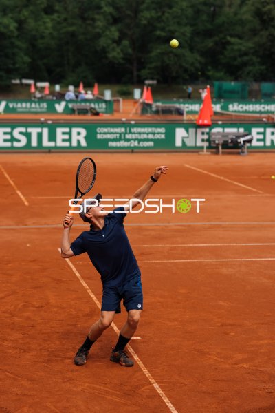 Tennisspieler beim Aufschlag auf dem Sandplatz in Dresden