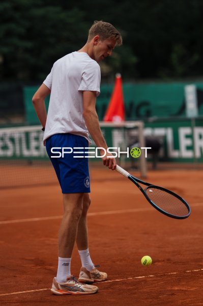 Tennisspieler beim Aufschlagvorbereitung auf dem Sandplatz in Dresden
