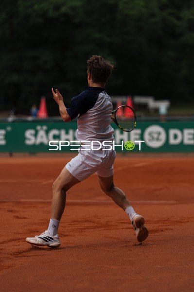 Tennisspieler beim Vorhand-Schlag auf dem Sandplatz in Dresden