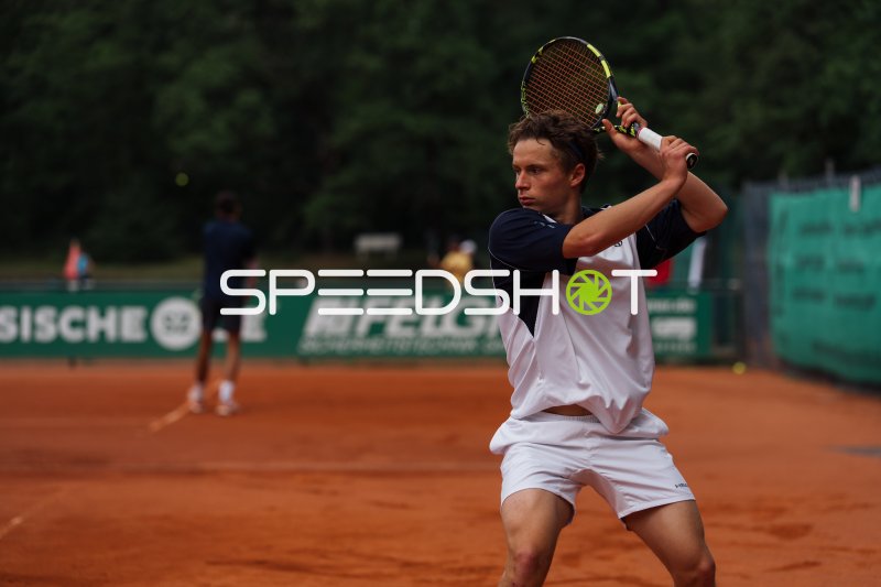 Tennisspieler beim Schlag auf dem Sandplatz in Dresden